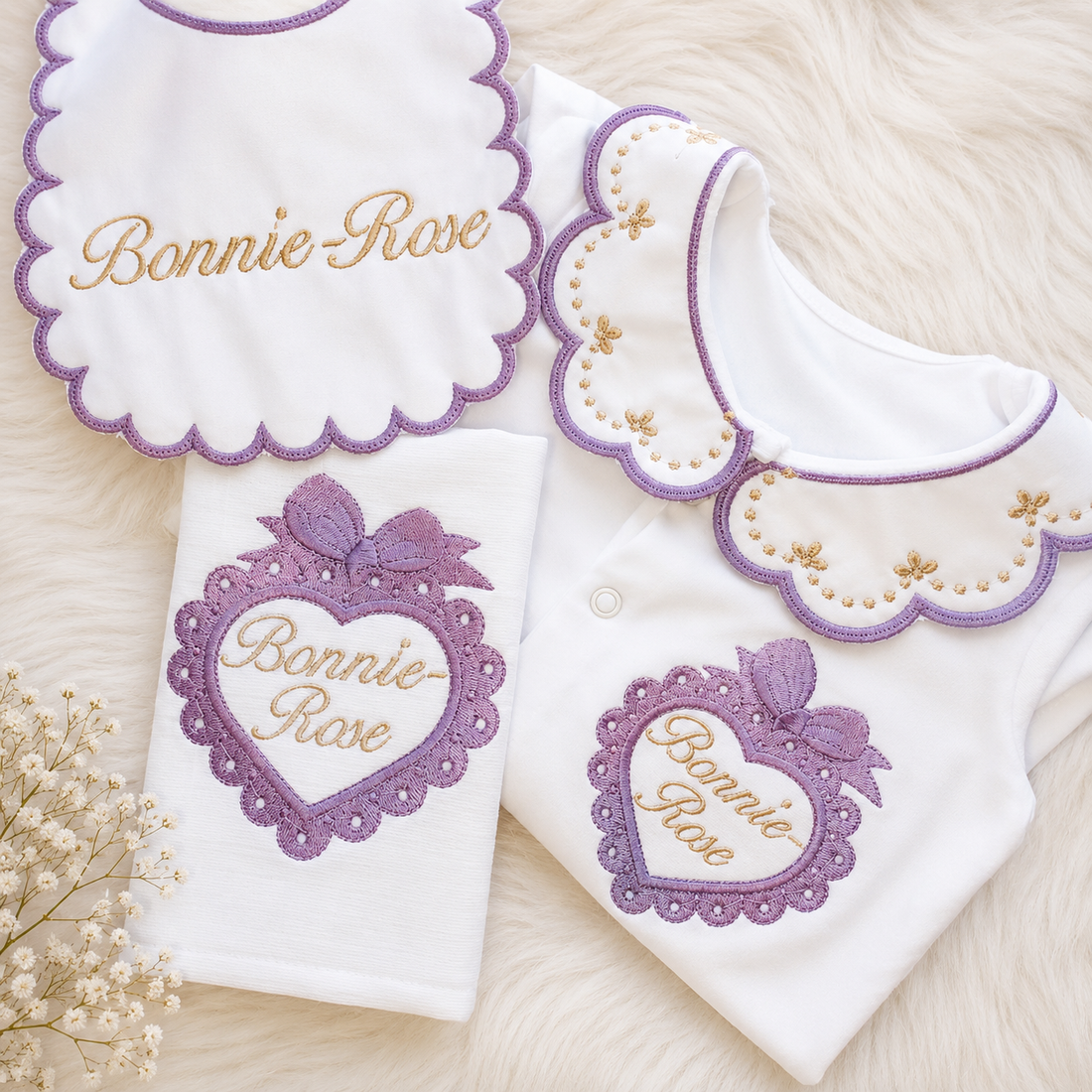 Set de regalo para bebé de corazón de lavanda personalizado | Pijama bordado, babero y muselina | Regalo de lujo para bebé recién nacida