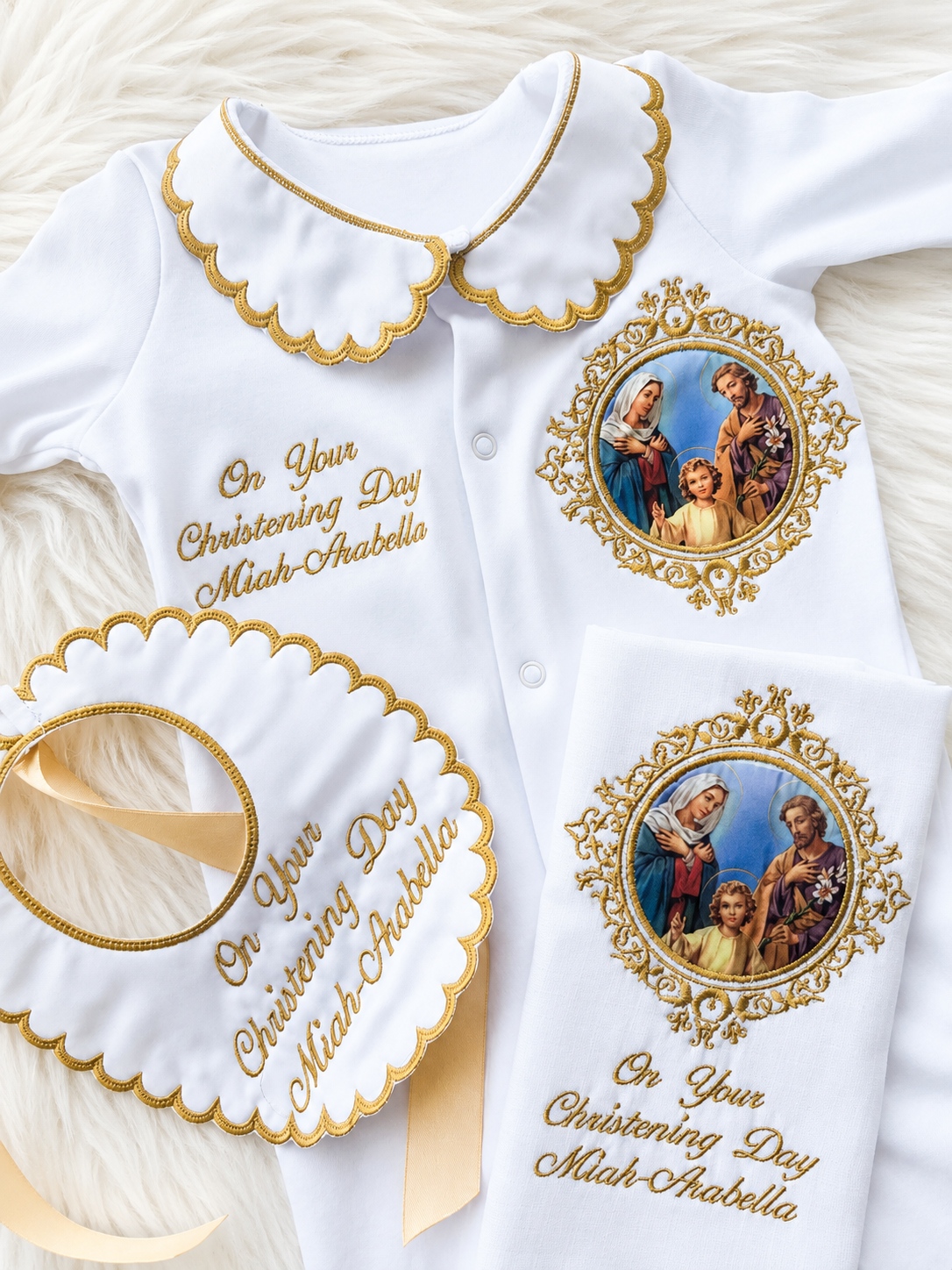 Set de regalo personalizado de Bautizo para bebé de la Sagrada Familia | Pijama, babero y muselina bordados | Conjunto para Bautismo y Bautizo